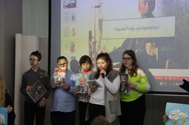 Inscenizacja z udziałem uczniów wieluńskich szkół w Bibliotece Miejskiej - dotyczyła Nagrody Nobla
